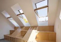 Центрально-поворотное мансардное окно ROTO Designo R45 K из ПВХ с термо-блоком WD-8