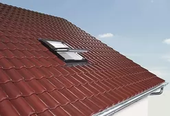 Центрально-поворотное мансардное окно ROTO Designo R45 K из ПВХ с термо-блоком WD-4