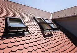 Центрально-поворотное мансардное окно ROTO Designo R45 H из дерева с термо-блоком WD-3