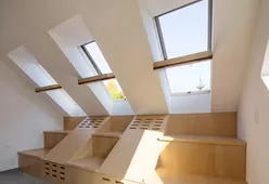 Центрально-поворотное мансардное окно ROTO Designo R45 H из дерева с термо-блоком WD-8