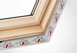 Мансардное окно с поднятой осью поворота ROTO Designo R75 H из дерева с термо-блоком WD-6