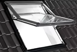 Мансардное окно с поднятой осью поворота ROTO Designo R75 H из дерева с термо-блоком WD-7